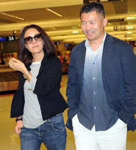 那英老公否認(rèn)出軌:因腿傷被攙扶上車