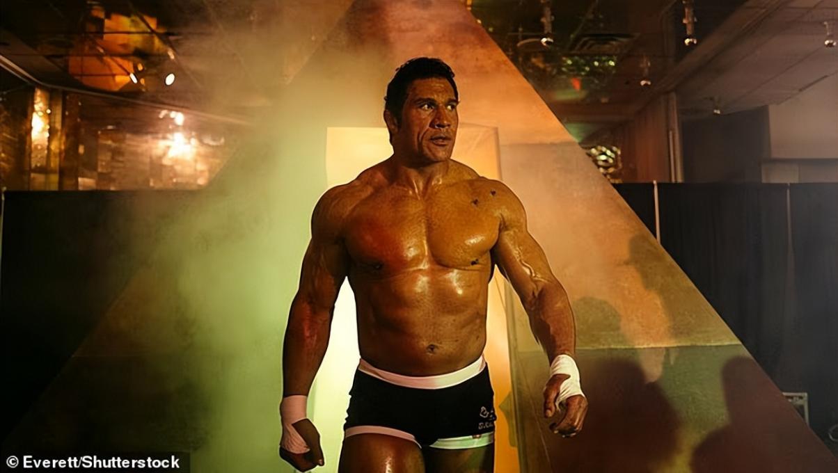 巨石強(qiáng)森一身肌肉快瘦沒(méi)了